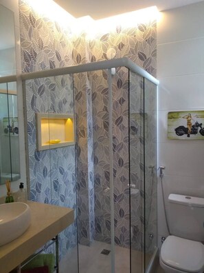 Haartrockner, Handtücher, Seife, Shampoo