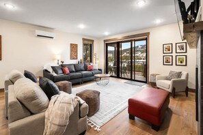 Televisión, chimenea y oficina 