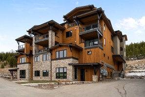 Ein mehrstöckiges Gebäude mit Holzfassade, Steinverzierungen und Balkonen.