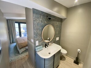 6 bedrooms, iron/ironing board, Internet