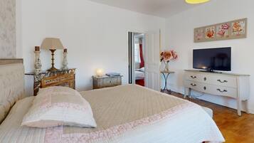 6 bedrooms, iron/ironing board, WiFi