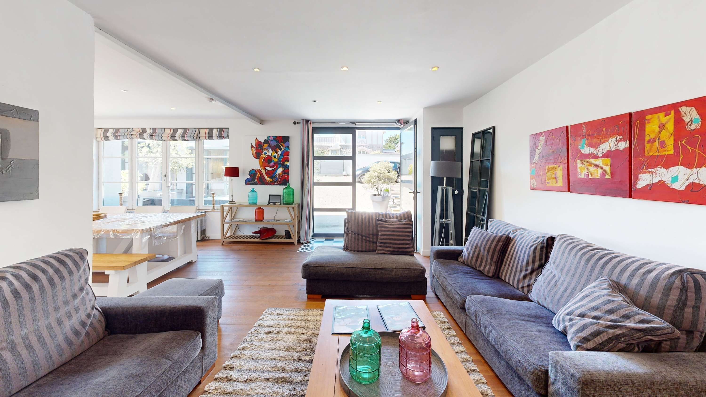 Télévision, chaîne hi-fi, espaces bureaux