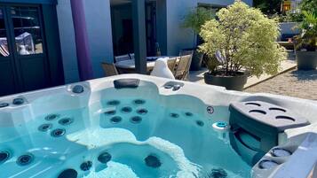 Bain à remous extérieur