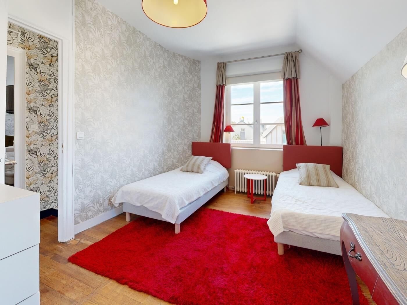 6 slaapkamers, een strijkplank/strijkijzer, wifi