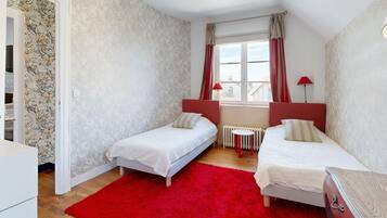 6 slaapkamers, een strijkplank/strijkijzer, wifi