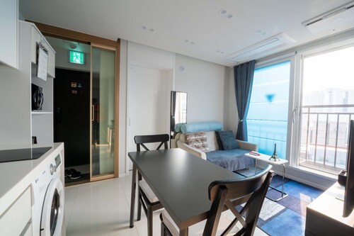 Stunning Luxury Apartment! 
Super close to restaurants & bars, subways & buses! 