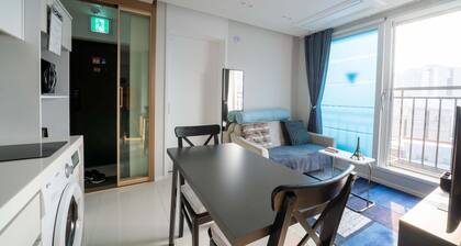 Stunning Luxury Apartment!
Super close to restaurants & bars, subways & buses!