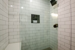 Douche, séchoir à cheveux, serviettes fournies, savon