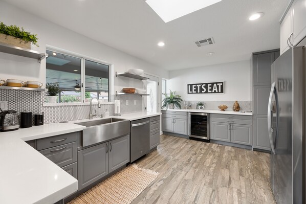 Fridge, microwave, oven, stovetop - 2 miles to Old Town Scottsdale! HOT TUB & Pool (Scottsdale)