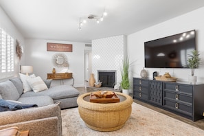 Smart TV, fireplace, ping pong - 2 miles to Old Town Scottsdale! HOT TUB & Pool (Scottsdale)