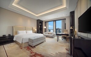 Premium bedding, down duvets, pillow-top beds, in-room safe - Crowne Plaza Chengdu Tianfu New Area by IHG (Chengdu)