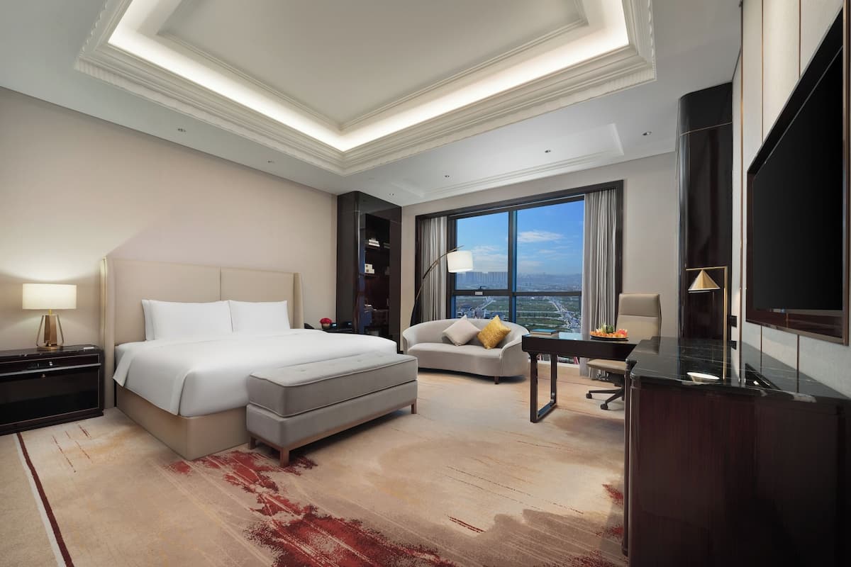 Crown Deluxe Executive King Room | Premium bedding, down comforters, pillowtop beds, in-room safe