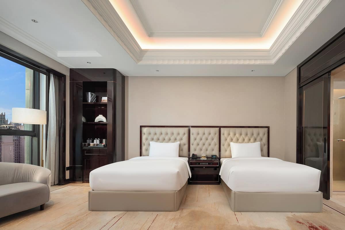 Crown Deluxe Twin Room | 1 bedroom, premium bedding, down comforters, pillowtop beds