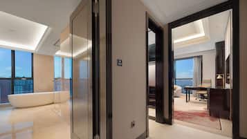 Crowne Plaza City View King Room | Bathroom | Separate tub and shower, rainfall showerhead, designer toiletries