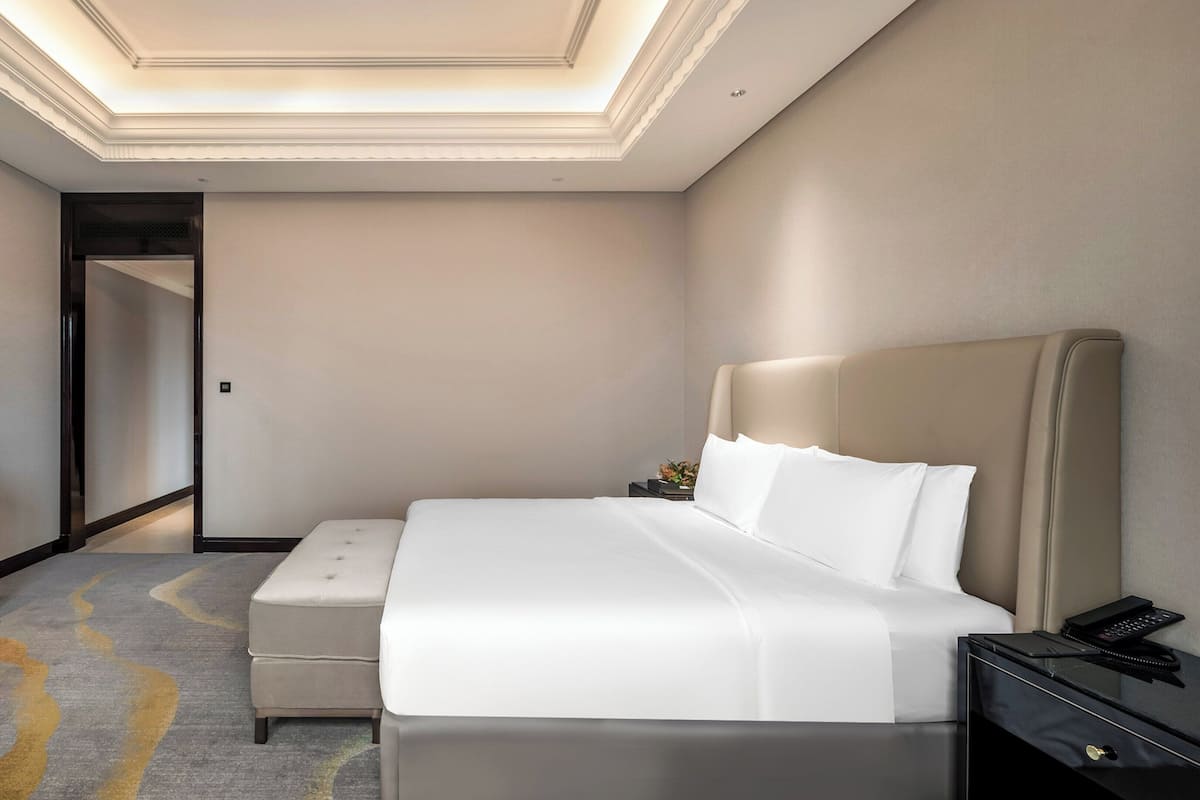 Crown Deluxe Executive King Room | 1 bedroom, premium bedding, down comforters, pillowtop beds