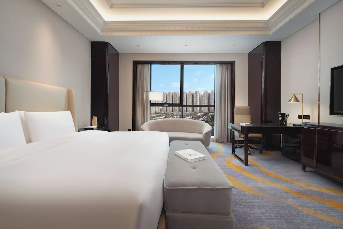 1 bedroom, premium bedding, down comforters, pillowtop beds