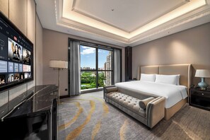 Premium bedding, down duvets, pillow-top beds, in-room safe - Crowne Plaza Chengdu Tianfu New Area by IHG (Chengdu)