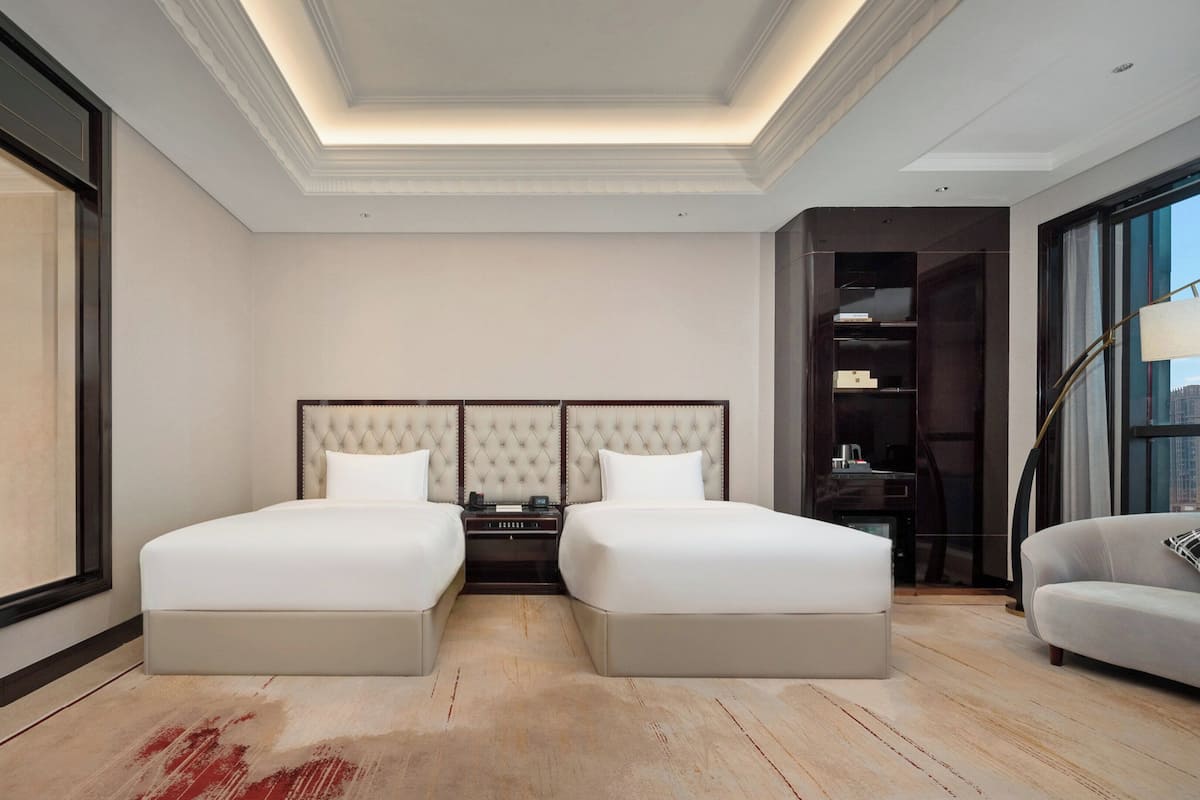 Crown Deluxe Executive Twin Room | 1 bedroom, premium bedding, down comforters, pillowtop beds