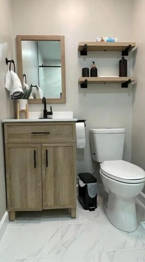 SĂšche-cheveux, serviettes fournies, savon, papier toilette