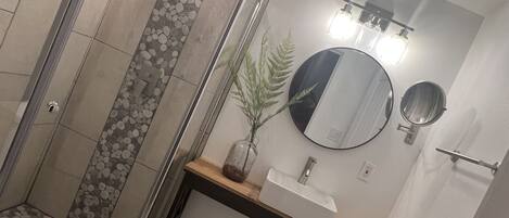 Een douche, een haardroger, handdoeken, zeep