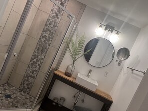 Dusche, Haartrockner, Handtücher, Seife