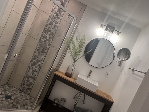 Douche, sèche-cheveux, serviettes fournies, savon