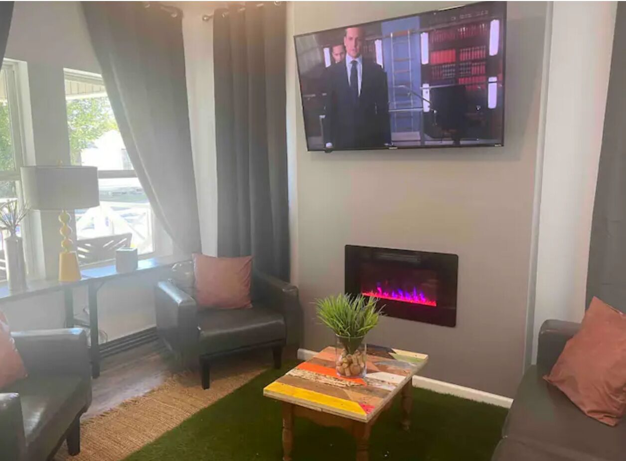 Smart-TV, Kamin, Bücher