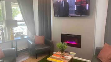 Smart-TV, Kamin, Bücher