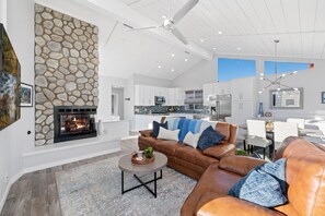 Smart TV, fireplace - Remodeled beach house, 3-minute walk to sand, Main St. restaurants and shopping (Seal Beach)