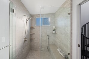 Douche, sèche-cheveux, serviettes fournies, savon