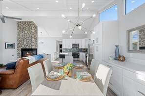 Dining - Remodeled beach house, 3-minute walk to sand, Main St. restaurants and shopping (Seal Beach)