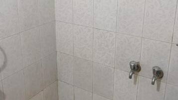 Haartrockner, Handtücher, Seife, Shampoo
