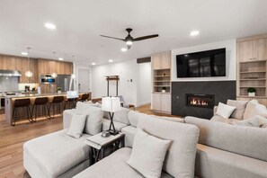 Televisión, chimenea, estéreo y oficina