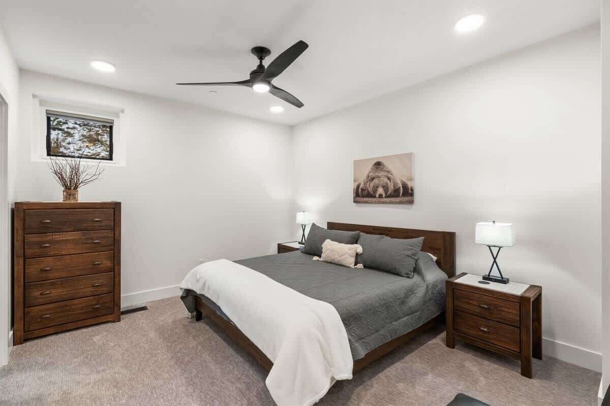 4 bedrooms, iron/ironing board, WiFi, bed sheets