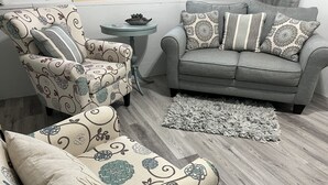 Living area - Cozy 2 Bedroom “Suite Place” Garage Apartment (Thomasville)