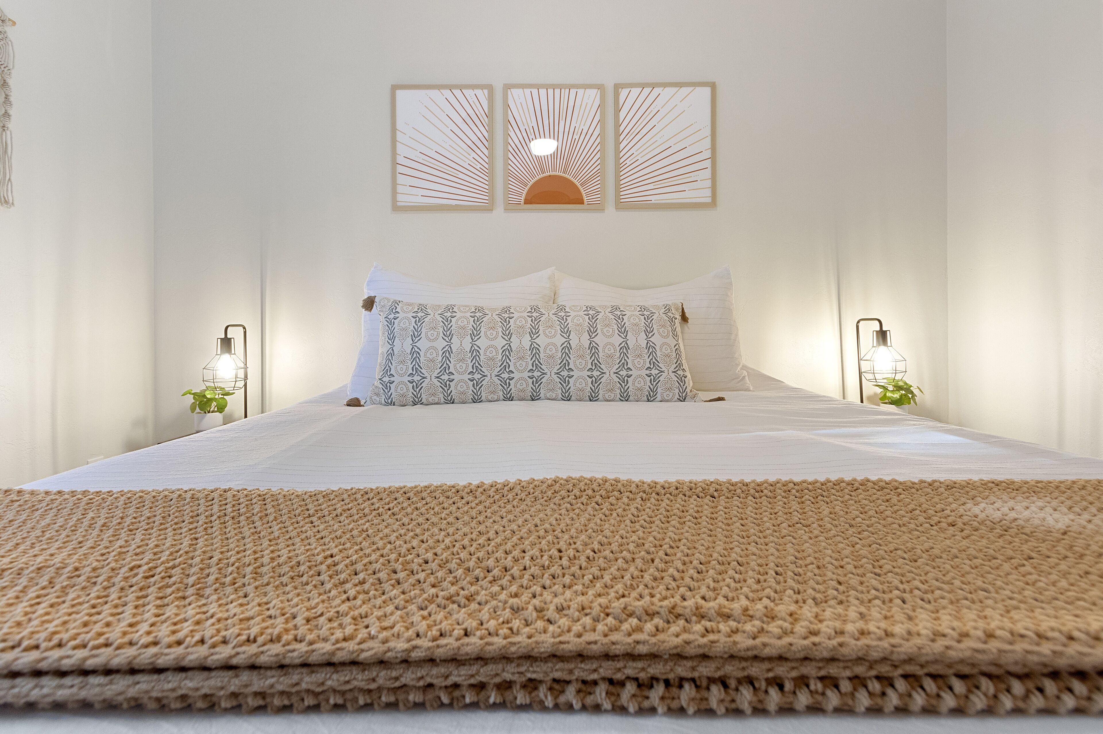 4 habitaciones, escritorio y tabla de planchar con plancha 