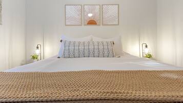 4 makuuhuonetta, työpöytä, silitysrauta/-lauta, vauvan matkasänky