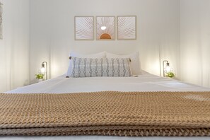 4 chambres, bureau, fer et planche à repasser, lit parapluie