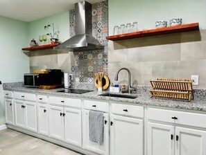 Frigorífico, microondas, placa de cocina y cafetera o tetera