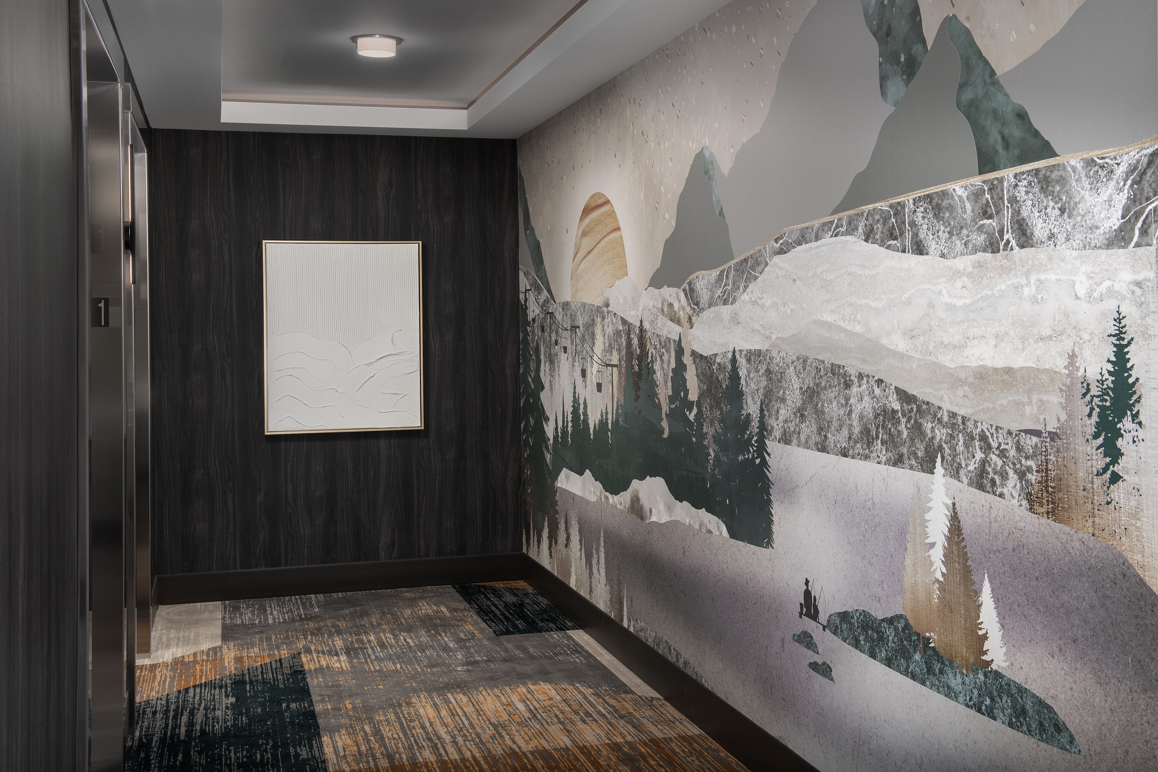 Ein Flur mit einer Wand aus dunklem Holz, einem gerahmten Kunstwerk und einem Wandbild mit einer Berglandschaft.