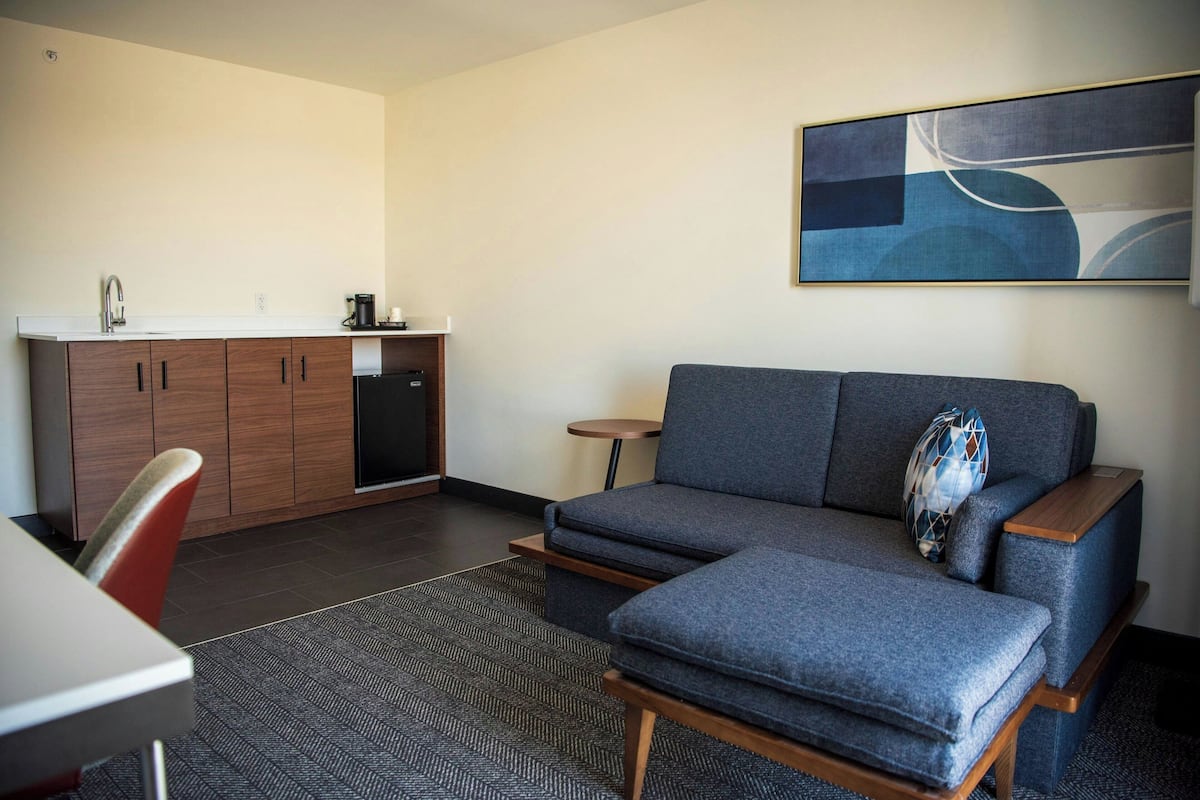 Suite, 1 King-Bett und Schlafsofa | Wohnbereich | 60-Zoll-Smart-TV mit Satellitenempfang