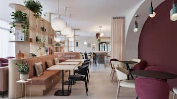 Un restaurante moderno con estanterías de madera, sillas blancas y negras, y lámparas colgantes.