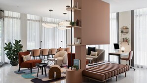 Ein modernes Wohnzimmer mit einer Couch, Sesseln, einem Couchtisch und einem Kamin.