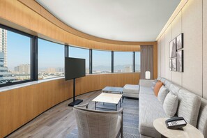 Club-Suite, 1 King-Bett, Bergblick | Wohnbereich