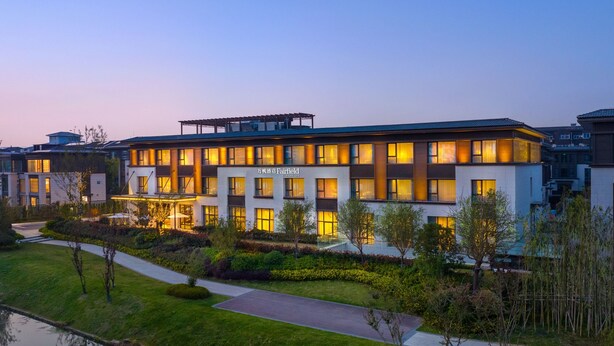 A modern hotel with a flat roof, multiple windows, and a well-maintained lawn. - Fairfield By Marriott Yangzhou Slender West Lake (Yangzhou)