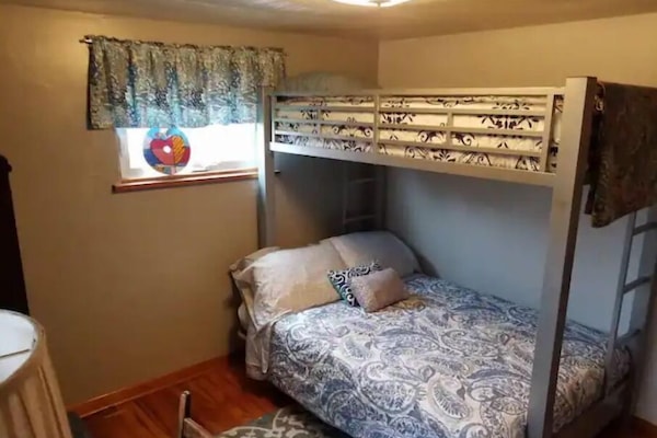 2 quartos, ferros/tábuas de passar roupa, Wi-Fi, roupa de cama