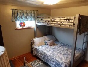 2 quartos, ferros/tábuas de passar roupa, Wi-Fi, roupa de cama
