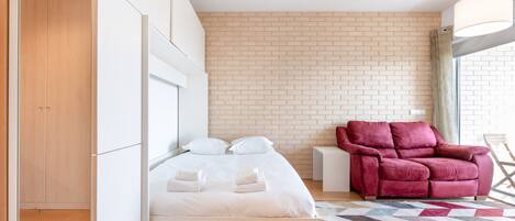 Een strijkplank/strijkijzer, internet, beddengoed