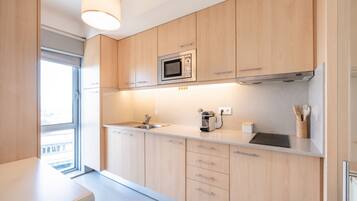 Refrigerador, microondas, parrilla de estufa y cafetera y tetera