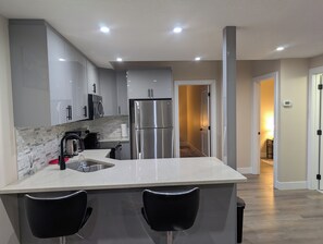 Réfrigérateur, four à micro-ondes, un four, surface de cuisson